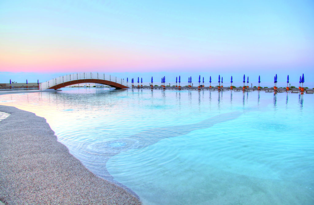 piscina interrata naturale con ponte